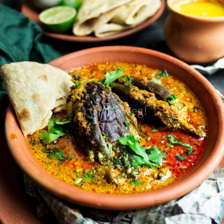 Maharashtrian bharli vangi in a clay bowl with chapati