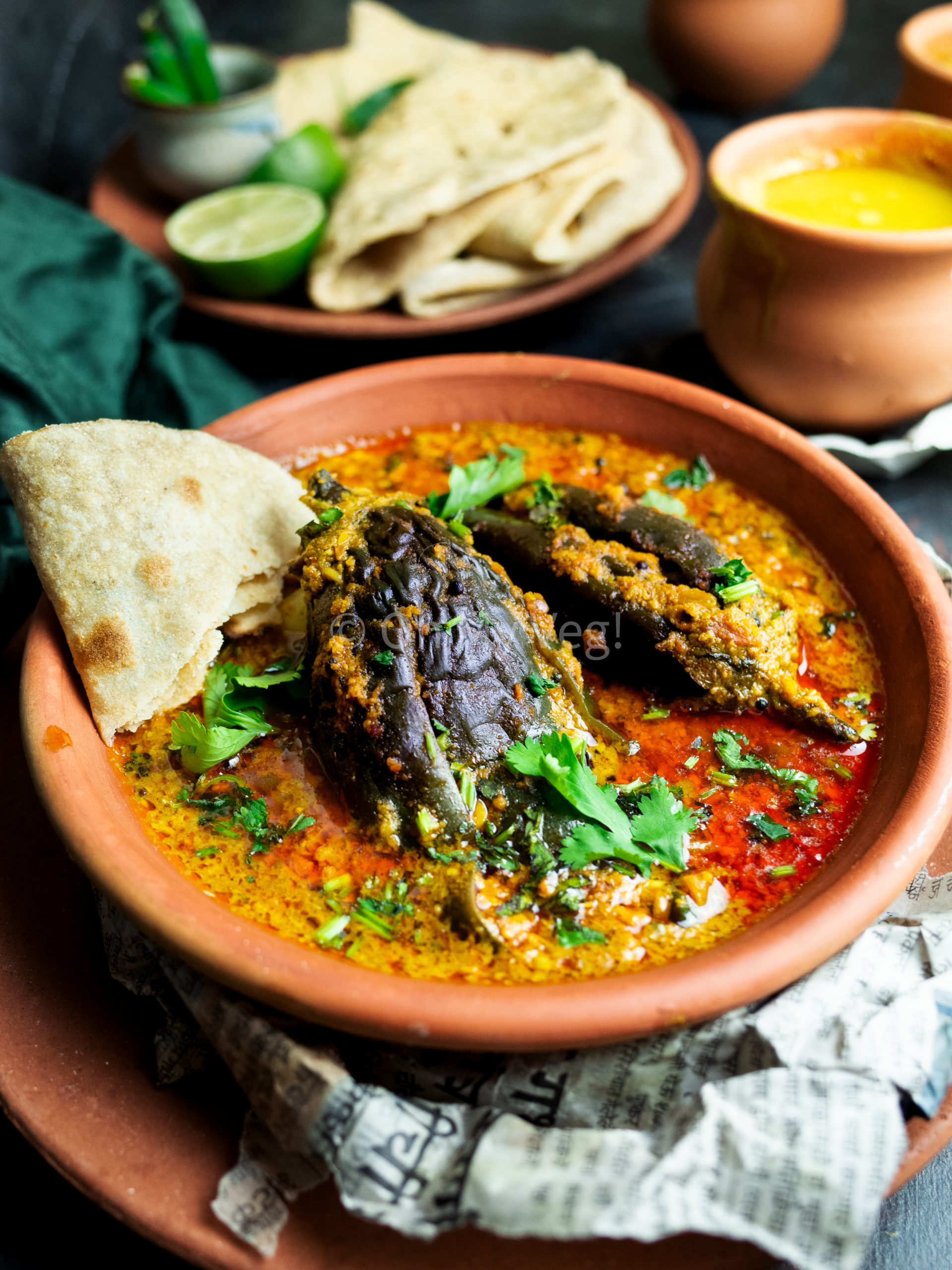 Maharashtrian bharli vangi in a clay bowl with chapati