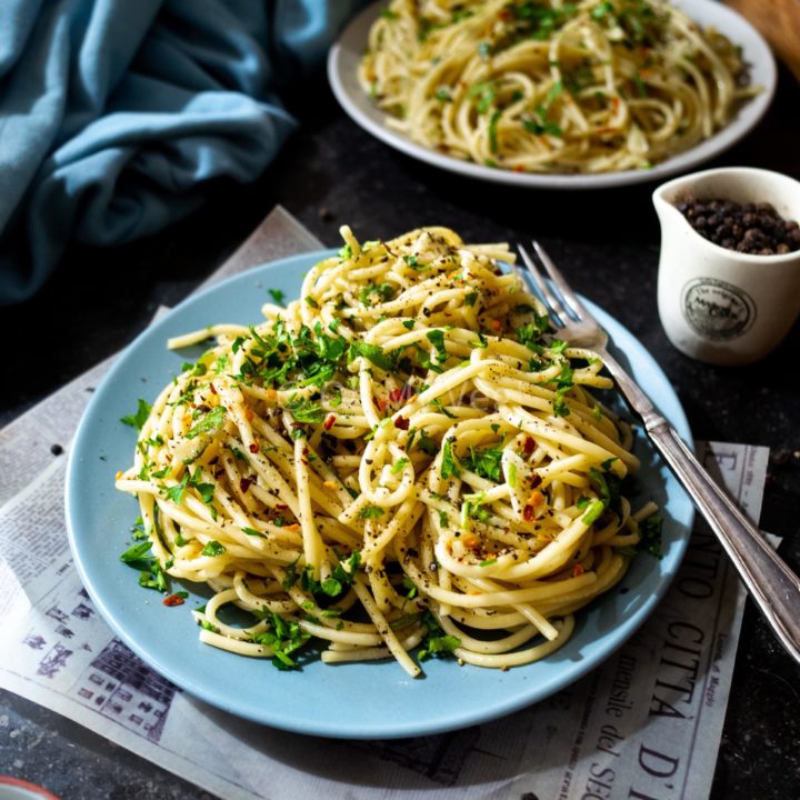 Spaghetti Aglio e Olio - Italian Garlic & Oil Pasta (Vegan)