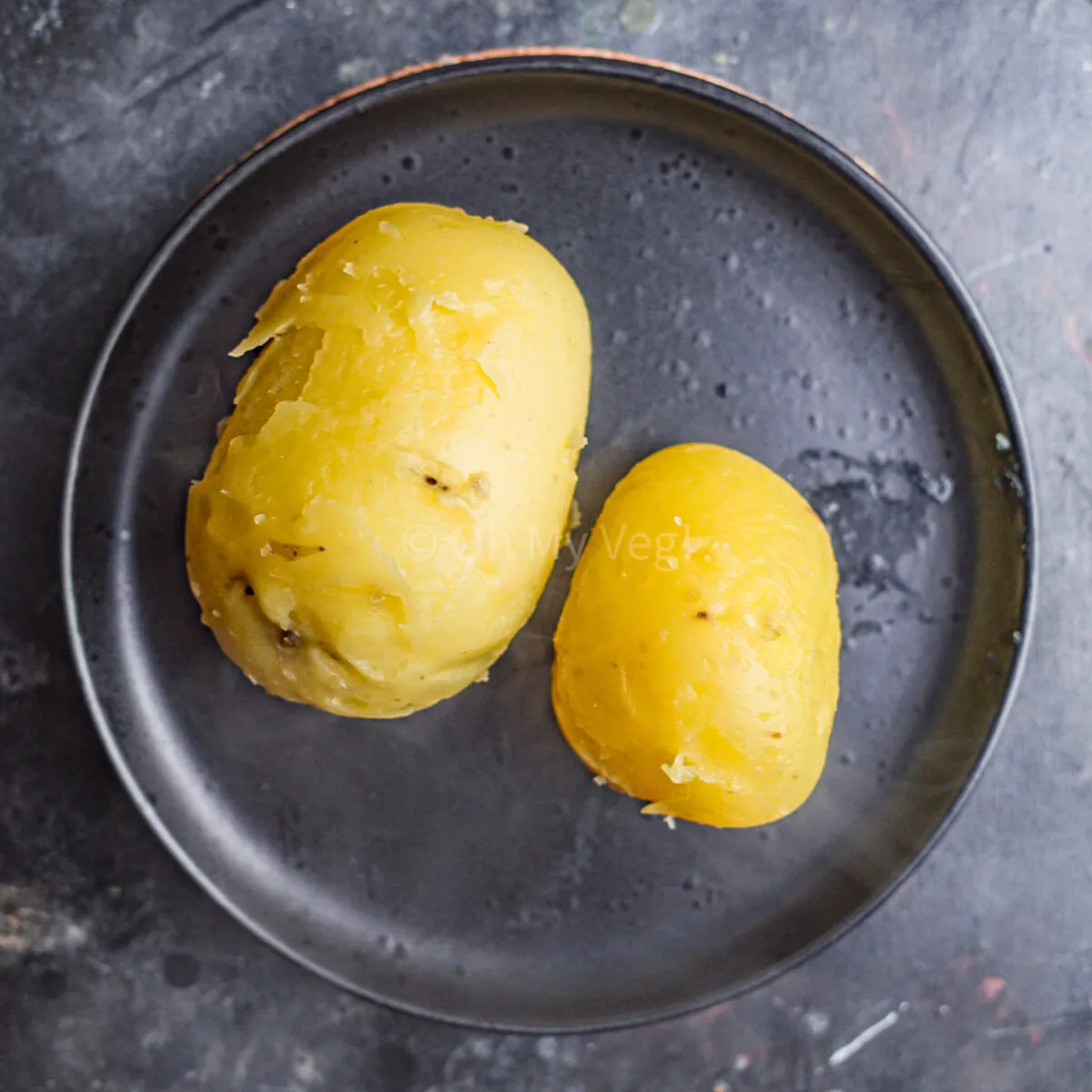 Boiled and peeled potatoes on a bowl.